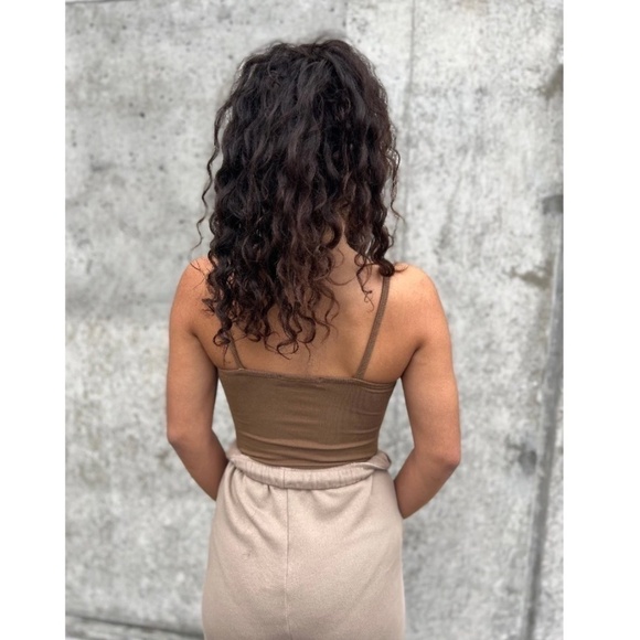 AGOLDE Spaghetti V-Strap Bodysuit in Toffee Size X-Small - Picture 3 of 9